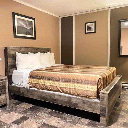 The George Dawson Inn & Conference Centre Dawson Creek Bagian luar foto