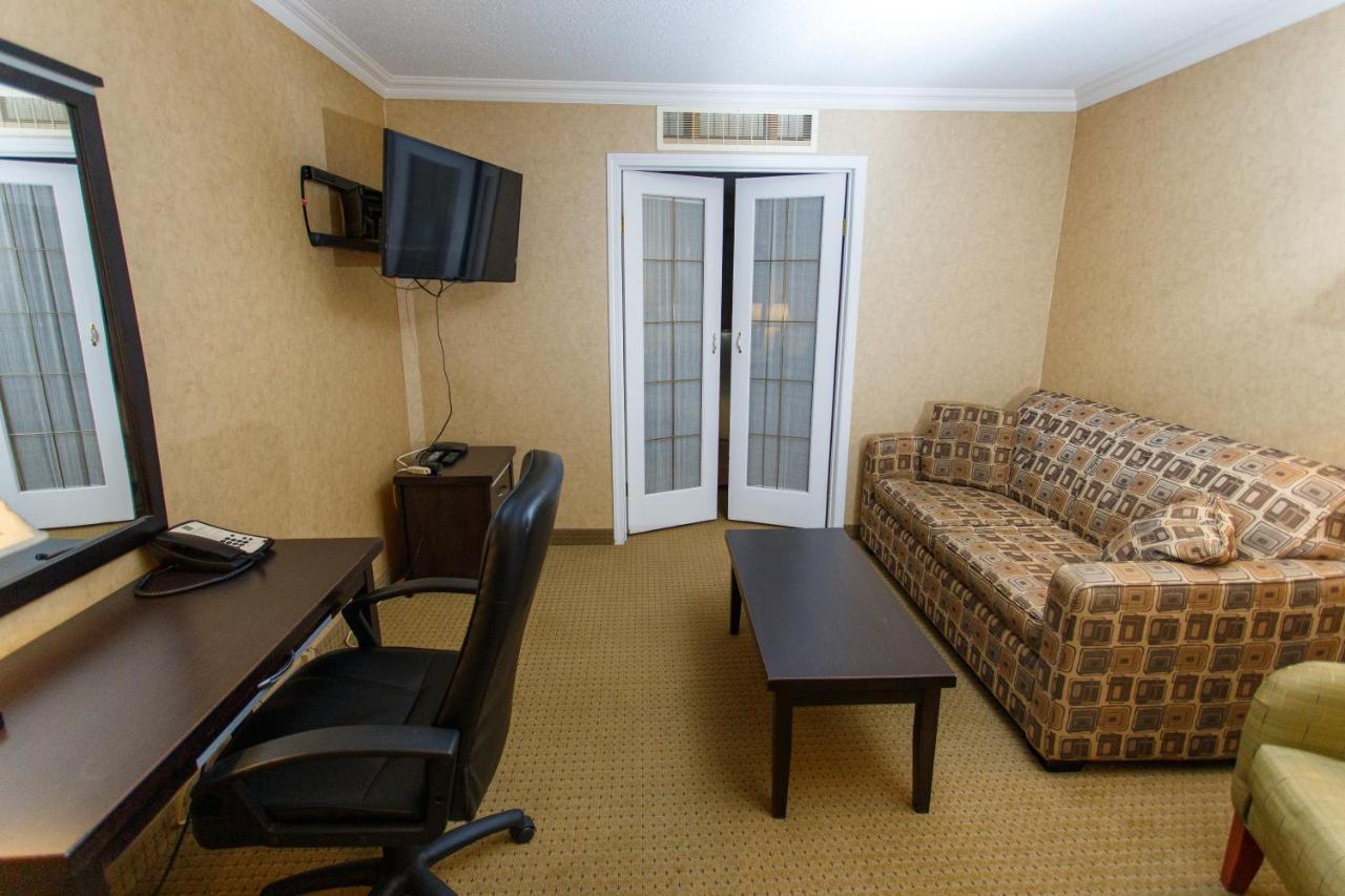 The George Dawson Inn & Conference Centre Dawson Creek Bagian luar foto