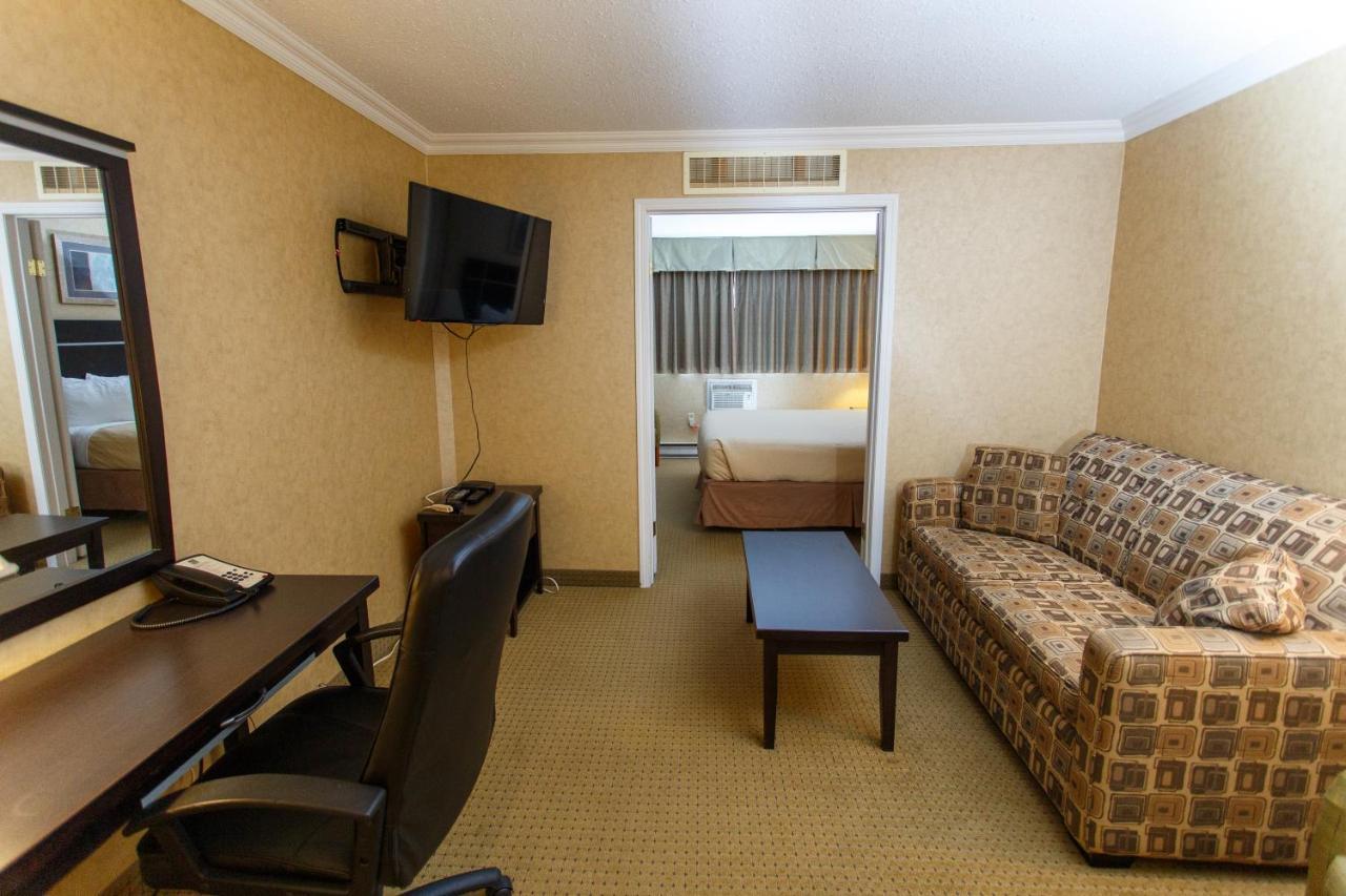 The George Dawson Inn & Conference Centre Dawson Creek Bagian luar foto