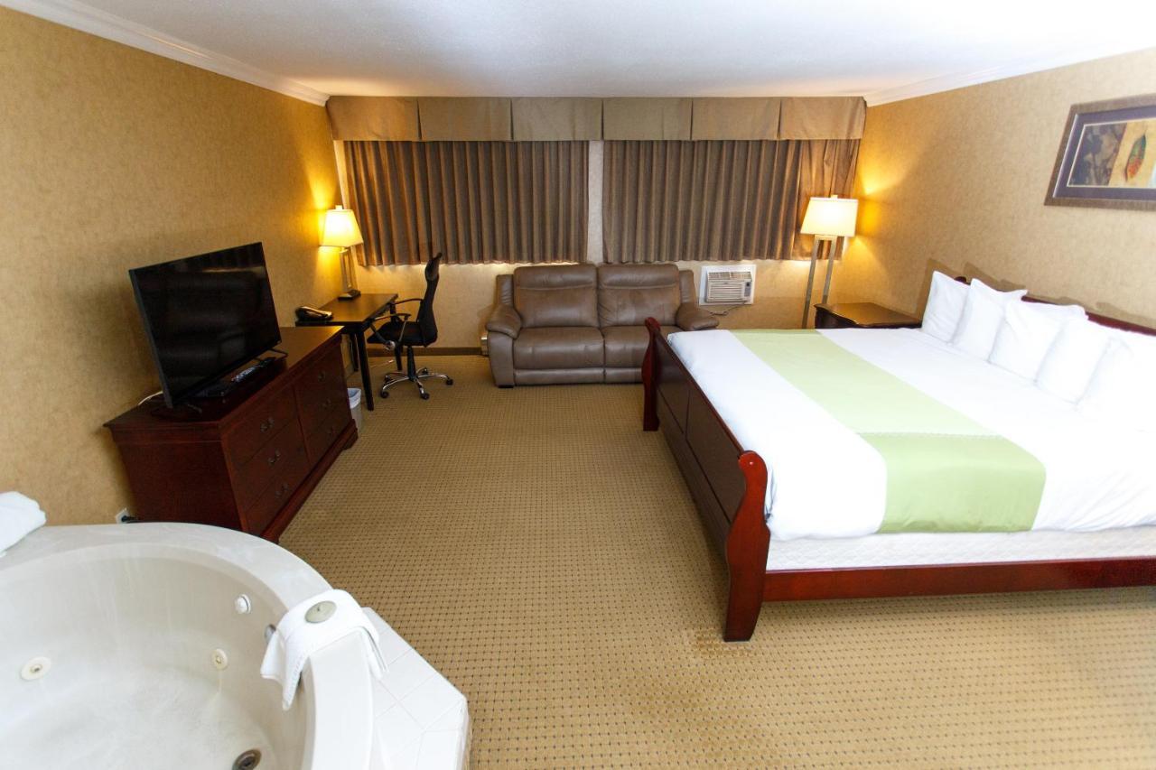 The George Dawson Inn & Conference Centre Dawson Creek Bagian luar foto