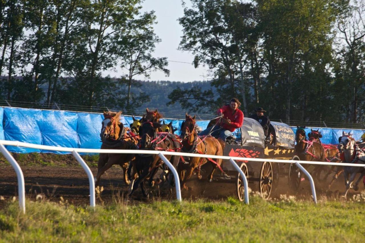 The George Dawson Inn & Conference Centre Dawson Creek Bagian luar foto