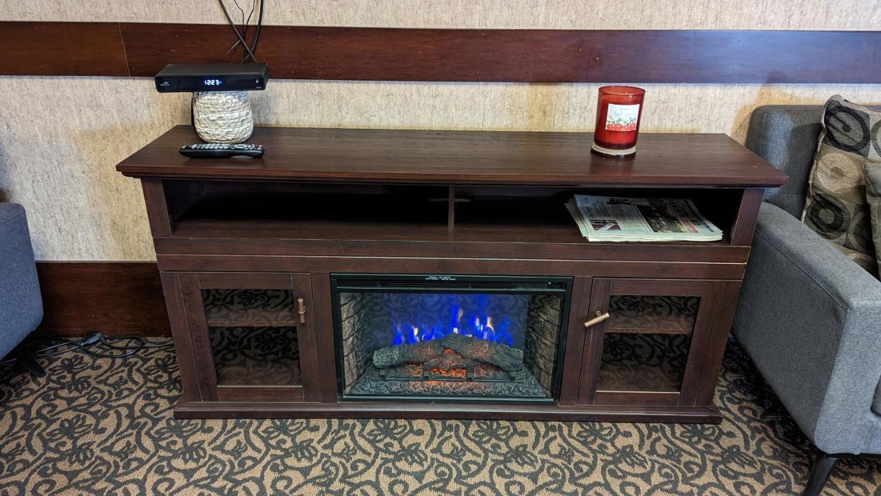 The George Dawson Inn & Conference Centre Dawson Creek Bagian luar foto