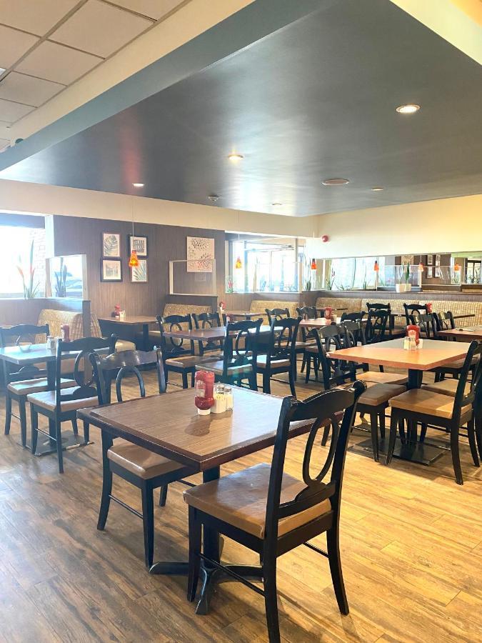 The George Dawson Inn & Conference Centre Dawson Creek Bagian luar foto