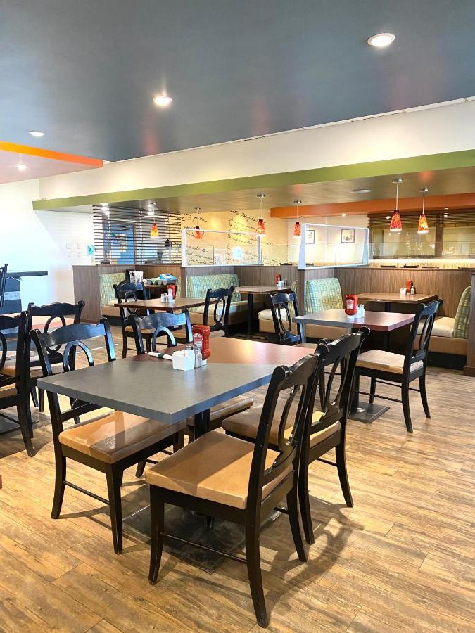 The George Dawson Inn & Conference Centre Dawson Creek Bagian luar foto