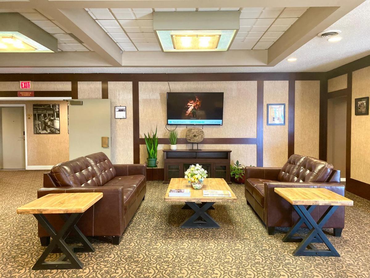 The George Dawson Inn & Conference Centre Dawson Creek Bagian luar foto