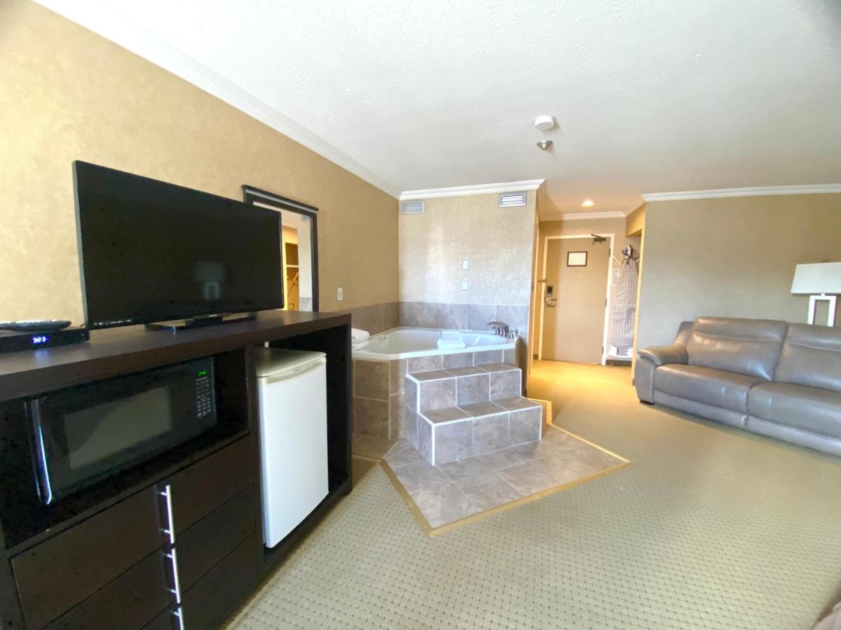 The George Dawson Inn & Conference Centre Dawson Creek Bagian luar foto