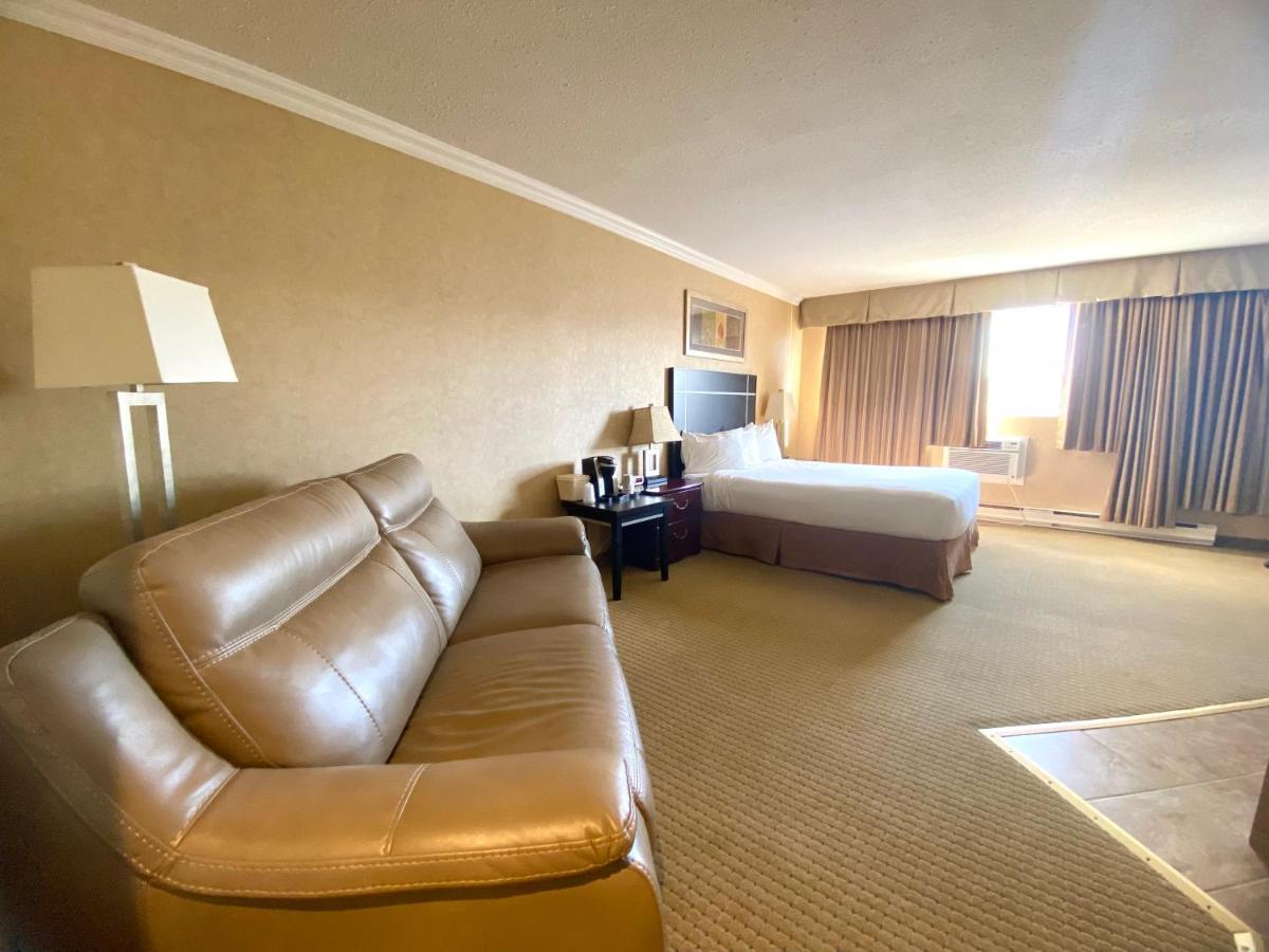 The George Dawson Inn & Conference Centre Dawson Creek Bagian luar foto