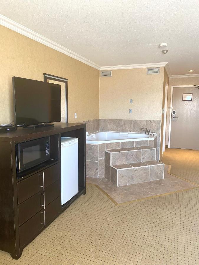 The George Dawson Inn & Conference Centre Dawson Creek Bagian luar foto